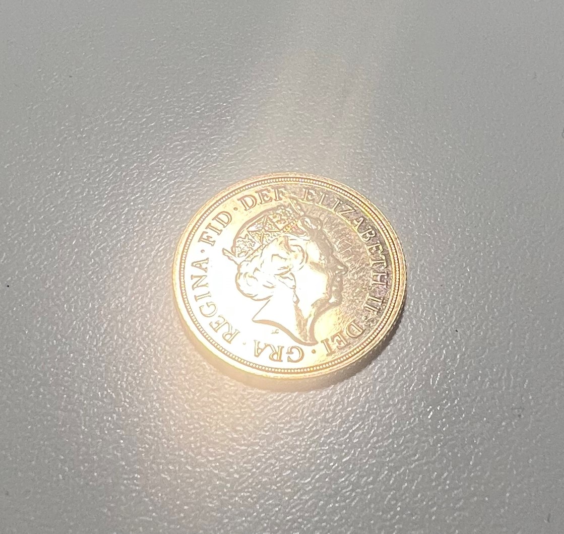 queen Elizabeth on gold sovereign coin 2021